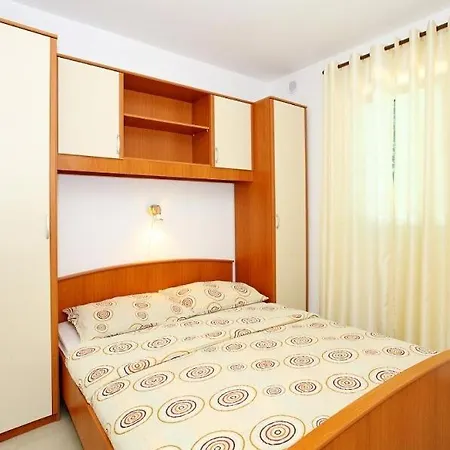 Apartment In With Balcony, Air Conditioning, Wi-fi Vir
