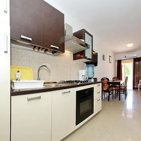 Apartment In With Balcony, Air Conditioning, Wi-fi Vir
