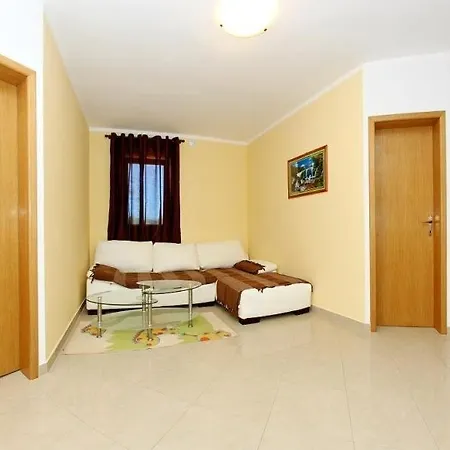 Apartment In With Balcony, Air Conditioning, Wi-fi Vir